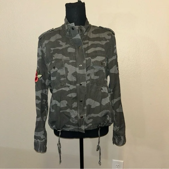 Rails Size Medium Women's Gray Camouflage Jacket with Red Rose Patches - Picture 2 of 9